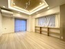 居間・リビング ご家族だんらんのスペースとなるリビング。家具の配置がしやすい広さを確保しています！ 天井の高さを変えて、広く明るい空間に！