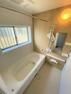 浴室 【浴室】浴室はLIXIL製の新品のユニットバスに交換しました。足を伸ばせる1坪サイズの広々とした浴槽で、1日の疲れをゆっくり癒すことができますよ。