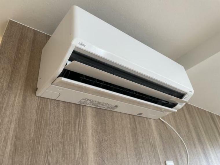 冷暖房・空調設備 【現場写真】新生活を快適にサポートしてくれる、エアコンをリビングに設置しました。家電の買い替えをご検討のご家族も、エアコン1台分の費用が浮いて嬉しいですね。