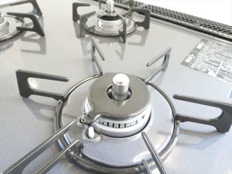 【ガスコンロ】新品交換したキッチンは3口コンロで同時調理が可能。大きなお鍋を置いても困らない広さです。お手入れ簡単なコンロはうっかり吹きこぼしてもお掃除ラクラク。