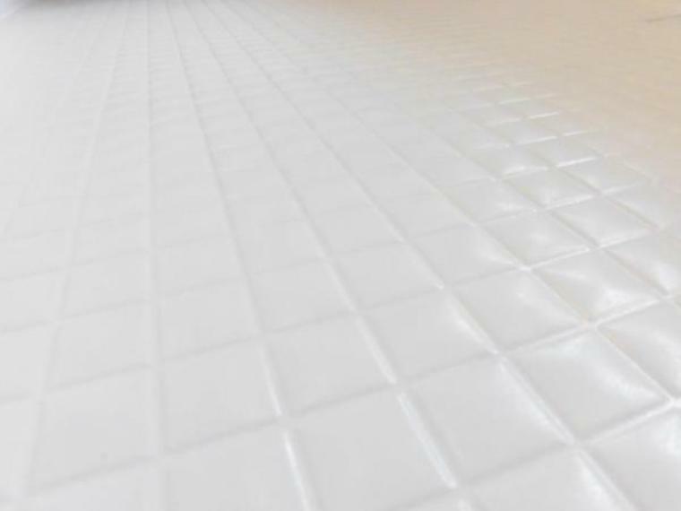浴室 【ユニットバス床】新品交換したユニットバスの床は規則正しいパターンの加工がされていて滑りにくくなっています。また、水はけがよく乾きやすいので、翌朝にはカラッと乾きます。