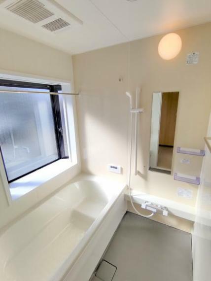 浴室 【リフォーム済写真】浴室はハウステック製の新品のユニットバスに交換。足を伸ばせる1坪サイズの広々とした浴槽で、1日の疲れをゆっくり癒すことができますよ。
