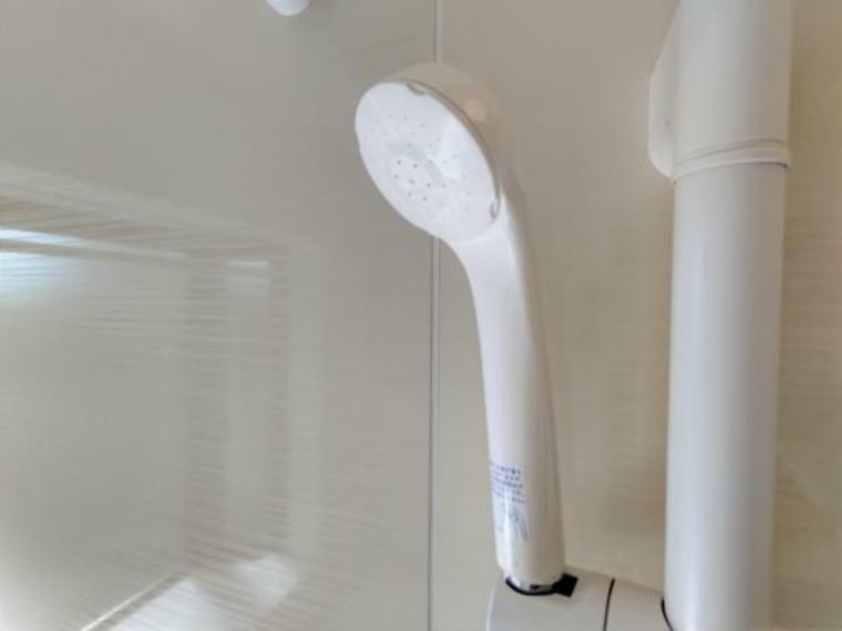 浴室 【リフォーム済写真】新品交換したユニットバスのシャワーヘッド。シャワーヘッド中央は渦を発生させ一気に散水する旋回流のeシャワー、外周はストレートシャワー。二種類のシャワーの組み合わせで、節水と浴び心地のよさを実現。