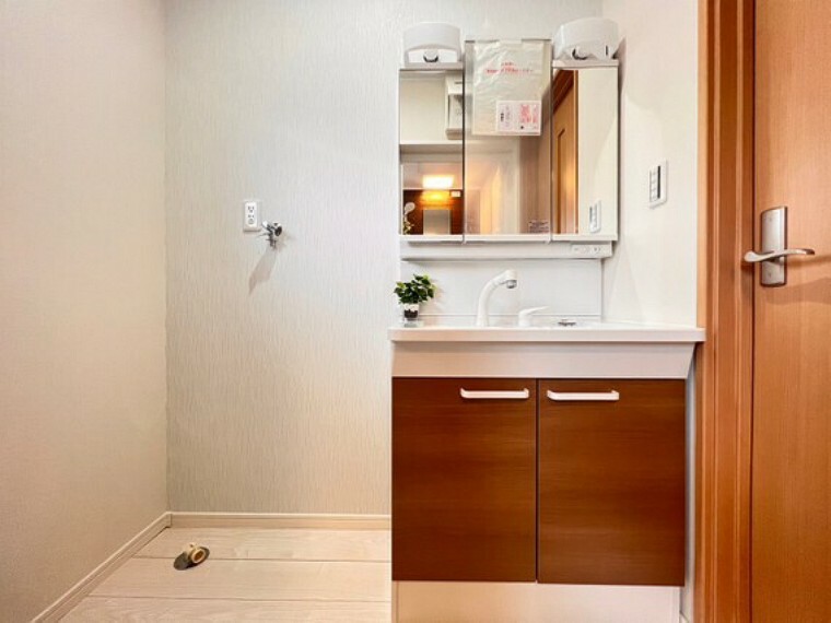 ランドリースペース 斜めドラム式の洗濯機でも、しっかりと置けるサニタリー。ホワイトを基調にまとめた室内はホテルのような上質な気品あふれる空間を創造しております。