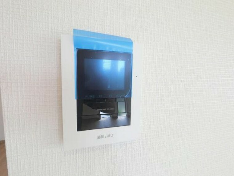 防犯設備 インターホンには小さなテレビ画面のようなモニターが付いており、訪問者をすぐ確認することができます。