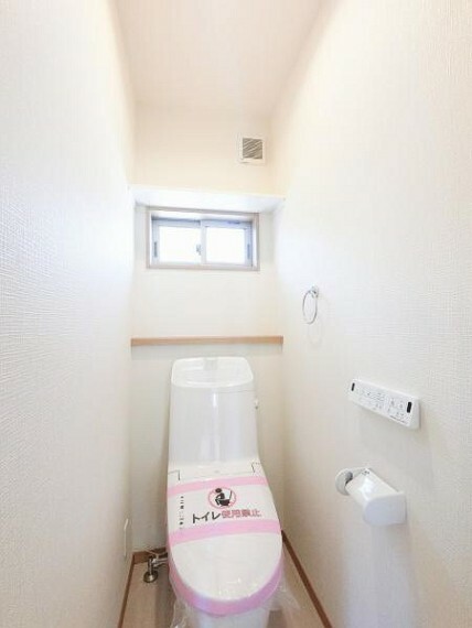 トイレ 1階トイレは、洗浄機能を完備、開口窓も設け清潔な室内を演出することが可能です。