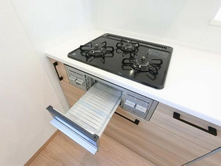 キッチン ビルトインガスコンロは様々な料理が作れる便利な専用調理器が充実。グリル調理やお手入れにかける時間と手間を大幅に減らすことができます。