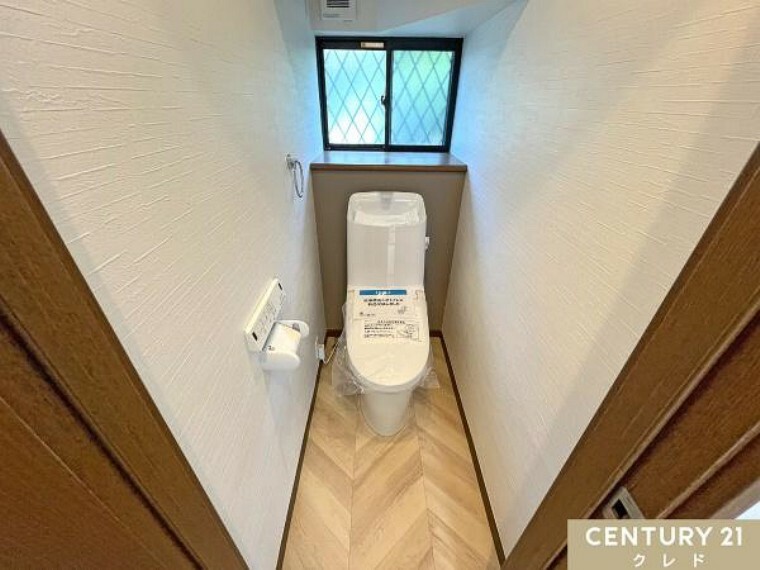 トイレ トイレはLIXIL製の温水洗浄機能付きに新品交換済み キズや汚れが付きにくい加工が施してあるのでお手入れも簡単。衛生的な状態を保てます。