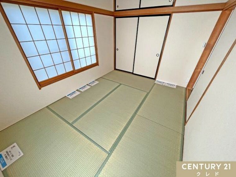 和室 【2階　6帖和室】 2階にも和室があります。 やわらかい畳は畳表替え済み。筋トレ・ヨガなど、家族が共同で使えるスペースとしても利用可能です。