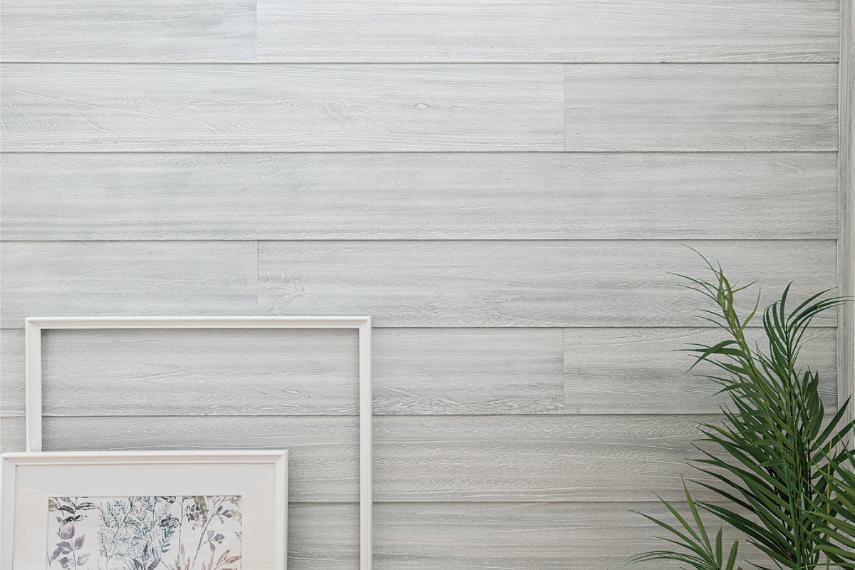 PLAN1 KIRINOKAシャイニーウッド木目の美しさを際立たせる浮造り加工と、雪のように白く輝く塗装を施した手触りの良いオリジナルの桐壁材。桐特有の断熱性・調湿効果により快適な空間をつくります。