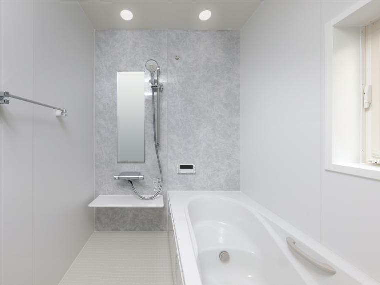 AX浴室  【AX】 なめらかな光沢が美しい人造大理石のルフレトーン浴槽のバスルーム。冬場でも冷ヤッとしないフロアやお湯が冷めにくい保温構造の浴槽などの快適性能と省エネ性能で、心地よいバスタイムが愉しめます。