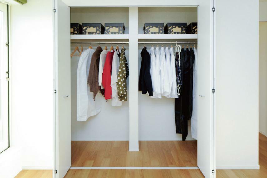 ペアクローゼット衣類や小物を各人ごとに分けて収納できるので、衣類の整理整頓がしやすく便利。