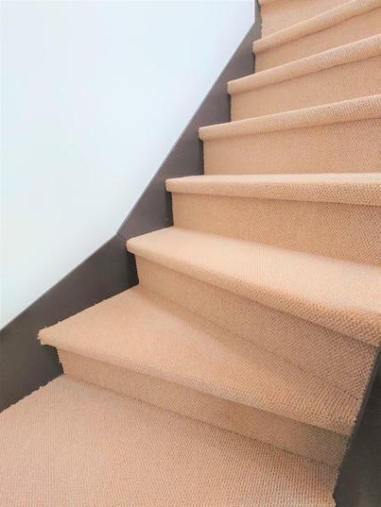 【リフォーム後】階段には絨毯がしいてあります。事故の起こりやすい階段の昇降を、より安全にできるように最大限配慮しています。