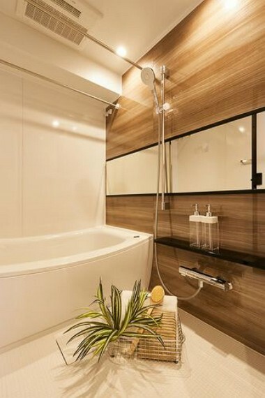 浴室 光沢感のある木目調のパネルが、より一層くつろぎと高級感を醸し出します。