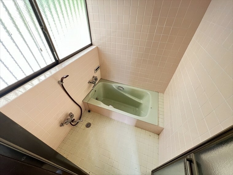 浴室 窓のついた浴室はこもった空気もすぐ換気できます