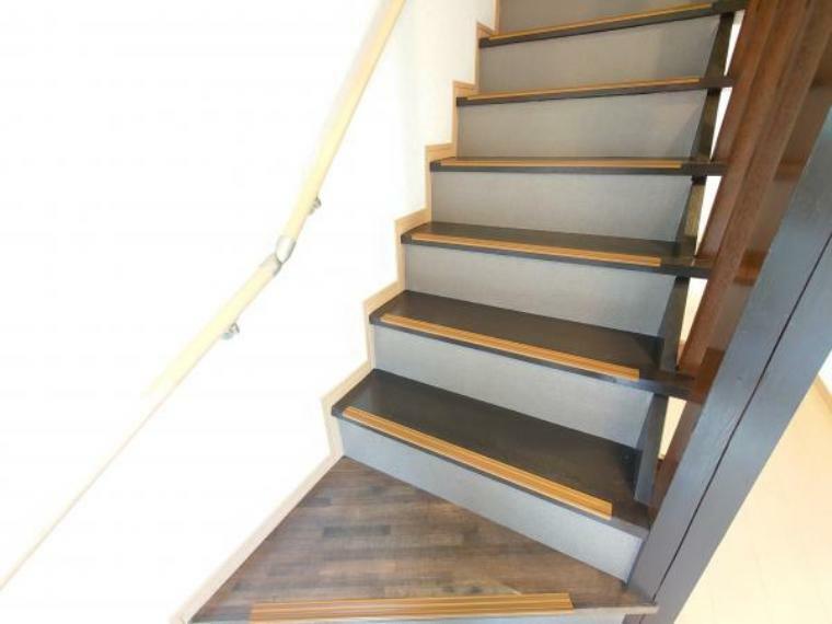 【リフォーム済】階段はお子様やご高齢の方に配慮して、新品の手すりと滑り止めを設置しました。