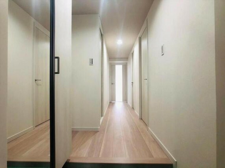 玄関を上がると長め廊下部分。廊下があることで空間と空間をセパレートされ、快適な間取りを作り出すことができます。
