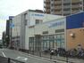 銀行・ATM 池田泉州銀行東岸和田支店 アクロスプラザ駐車場に116台駐車可能。 30分間は無料で、近隣の店舗でお買い物をすると60分間無料になります。