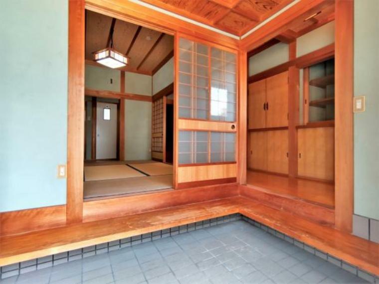 玄関 【リフォーム済】日本建築のような趣ある玄関です。立派な玄関で接客できるのは楽しみの一つですね。