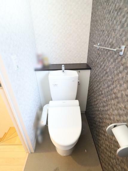 トイレ 【2階トイレ】窓があり温水洗浄機能の付いた快適なトイレを1階と2階に設置。使用が重なる朝も2ヶ所あれば安心ですね！