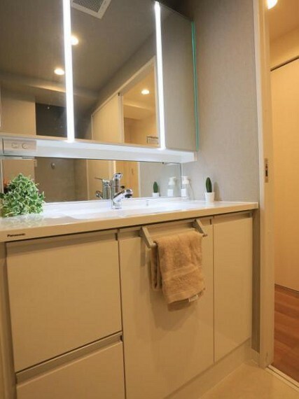 洗面化粧台 清潔感のあるワイドな洗面台は収納力もあり、いつでもすっきりとした洗面室に。（6/30）