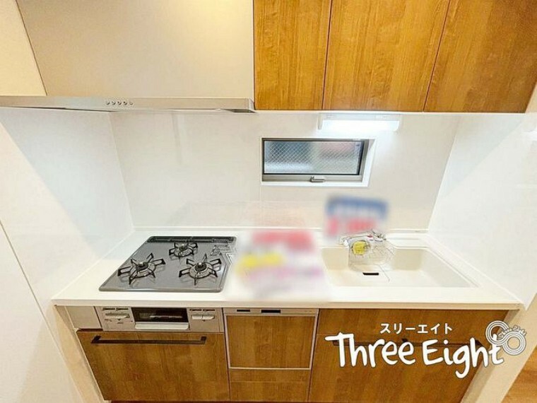 キッチン 窓付きのキッチンは、お料理後の匂いや煙を効率良く換気することができます！3ツ口コンロや食洗機などの嬉しい設備も充実