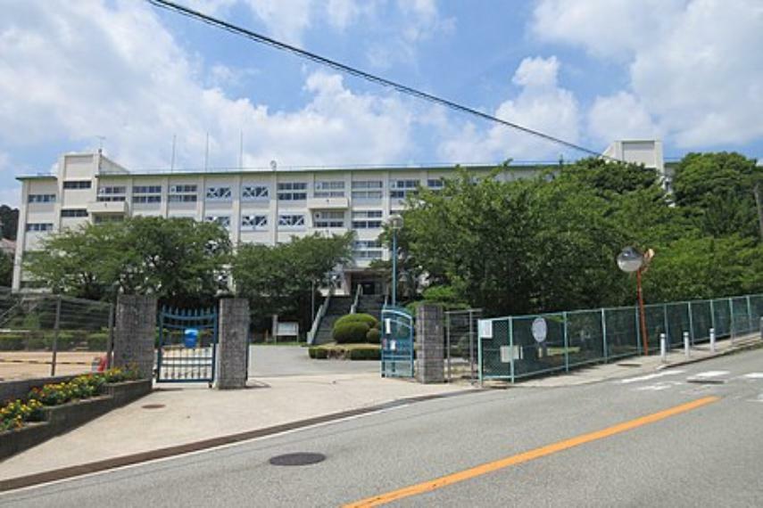 中学校 【中学校】川西市立川西中学校まで2104m