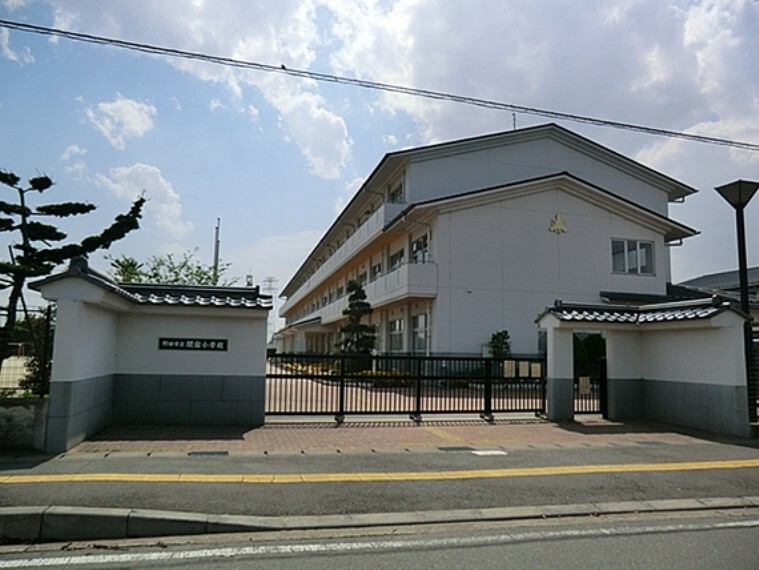 小学校 千葉県の最北端、江戸川と利根川の分岐点に位置し、令和元年で創立146年を迎えました。地域の偉人、鈴木貫太郎翁とゆかりの深い学校でもあります。