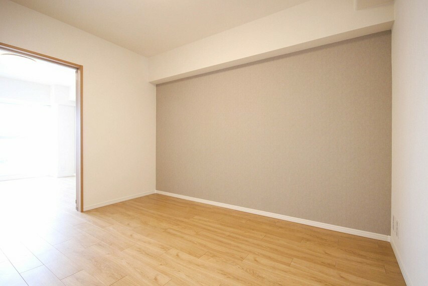 居間・リビング 床材も明るい色を使用することによって、より明るい居住空間を実現しています。