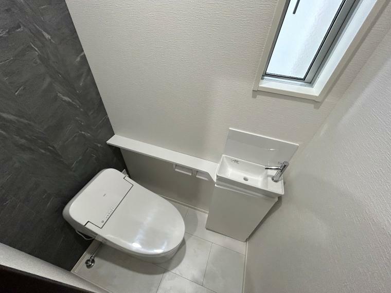 トイレ 節水型のローシルエット高機能トイレ。