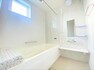 浴室 【東松山市箭弓町2丁目A号棟 浴室】一日の疲れを癒してくれる。そんな空間を演出できる浴室です。また、節水シャワーヘッドになっておりますので家計にも優しい作りとなっております。