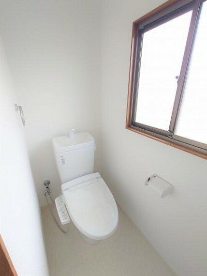 トイレ 【リフォーム済】床はクッションフロアの張替えを行いました。壁天井はクロスの張替えを行いました。既存のトイレはしっかりと全面フルクリーニングを行います。