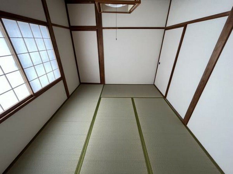 【リフォーム済】1階和室は畳の表替えを行い、壁はクロスの張替を行いました。い草の香りが溢れる癒しの空間です。ちょっと横になりたい時、和室があると嬉しいですよね。