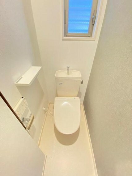 トイレ タンクレスの多機能搭載型の温水洗浄付きトイレを設置しています。また、手洗いを設け高級感のある広々した空間となってます。