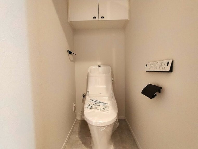 ホワイトで統一されたトイレは、清潔感がございます。現代の必需品、温水洗浄暖房便座付き。
