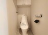 トイレ ホワイトで統一されたトイレは、清潔感がございます。現代の必需品、温水洗浄暖房便座付き。