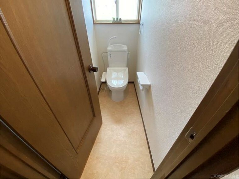 トイレ 窓もあり換気もスムーズなトイレ