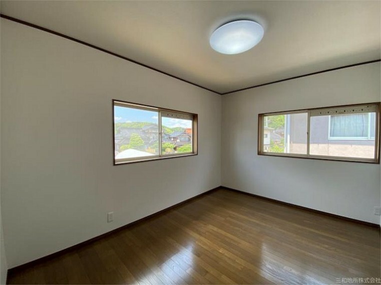 2F洋室（2）高い位置に窓があるので家具の配置もしやすいです