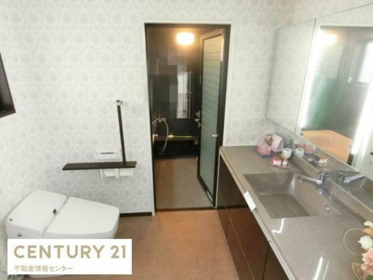 洗面化粧台 2F:ホテルのような高級感のある洗面所です！