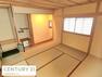 寝室 1F:和室 屋久杉の床柱や無垢材の天井板などこだわりの和室です！