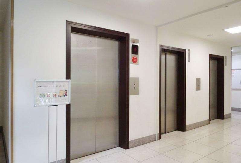ロビー エレベーターは複数基ありスムーズにお部屋まで移動できます。