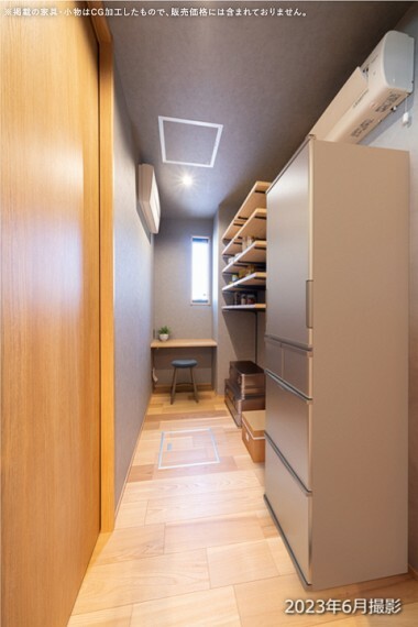 収納 【No.14/パントリー】ウォークインパントリーは、ホールとキッチンからの2WAY。冷蔵庫やたくさんのストック品を収納できます。カウンターは家事スペースとして多目的に利用可能。/2023年6月撮影