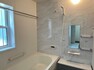 浴室 【所沢市上新井2丁目C号棟　浴室】 ベンチ型の浴槽になっているのでゆったりくつろぎながらも節水になります！
