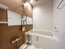 浴室 限られた空間を広く見せるワイドミラーを採用したバスルーム。アクセントパネルで落ち着きのある雰囲気を演出
