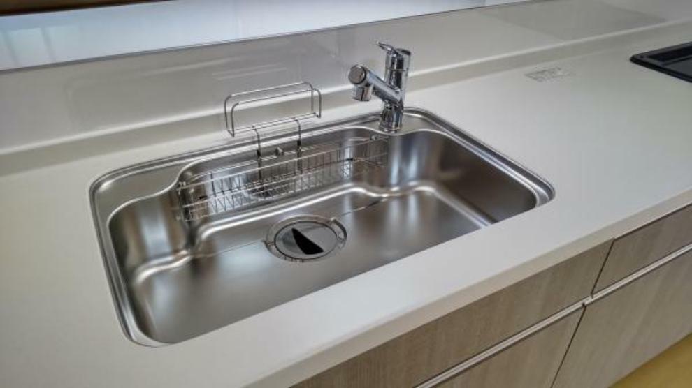 キッチン キッチンの水栓金具はノズルが伸びてシンクのお手入れもラクラクです。水栓本体には浄水機能が内蔵されていて、おいしいお水をつくります