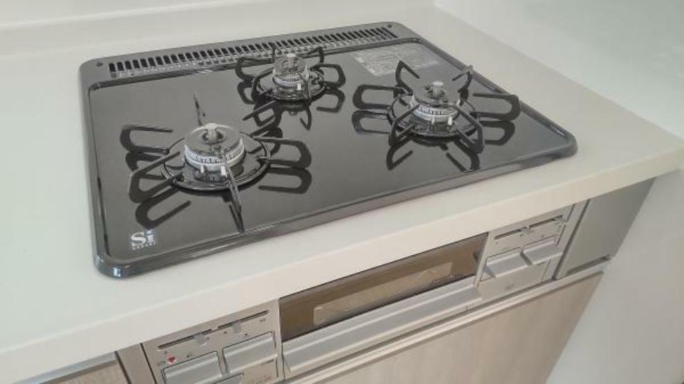 キッチン 新品交換したキッチンは3口コンロで同時調理が可能。大きなお鍋を置いても困らない広さです。お手入れ簡単なコンロなのでうっかり吹きこぼしてもお掃除ラクラクです。
