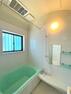 浴室 【リフォーム済】お風呂はクリーニングを行いました。浴室乾燥付きなので屋内干しスペースとしてもご活用いただけますよ。窓があるので通気・採光が確保できます。