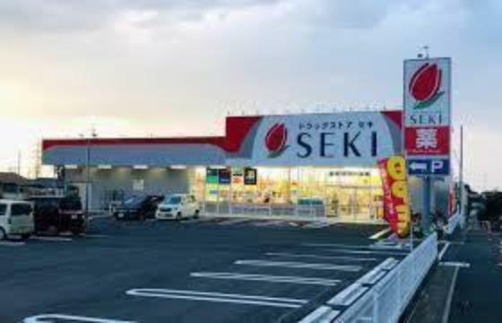 ドラッグストア ドラッグストアセキ坂田西店 毎週日・木曜日はポイント3倍のチューリップカードで賢くお買い物！日用品から食料品まで揃うので便利ですね。