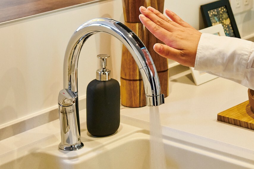 【キッチン用タッチレス水栓（浄水器ビルトイン型）】  吐水口先端のセンサーに手をかざすだけの簡単操作。汚れた手でも触れずに済むので、水栓まわりを汚すことがありません。
