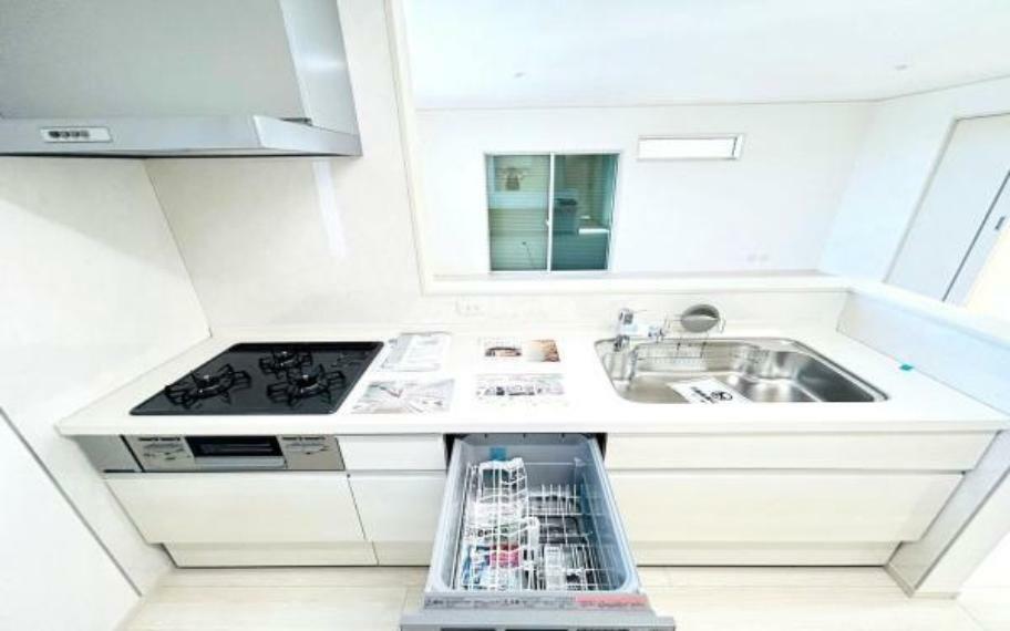 キッチン 《食器洗い乾燥機》■食事後もゆっくり過ごせる食器洗い乾燥機を設置。手洗いよりもキレイに洗え、節水にもなります。